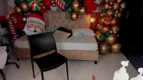 Snapshot of mia_18v chatting on 12-13-25, 08:14 Violett online show from 12-13-25, 08:14