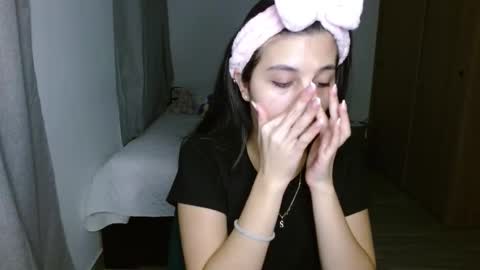 Mia online show from 11-11-25, 04:34