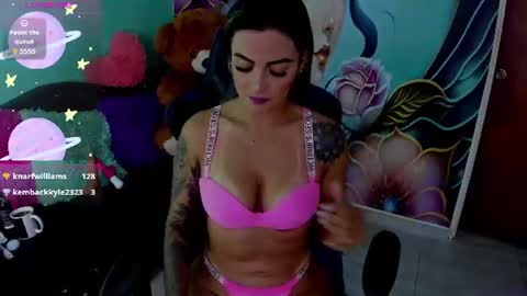 Snapshot of mia_bigtits_17 chatting on 06-22-26, 09:01 Mia online show from 06-22-26, 09:01