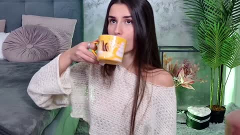 Freya Allen online show from 12-12-24, 10:09