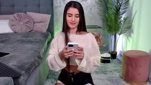 Freya Allen online show from 01-12-25, 08:47