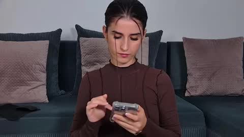 Freya Allen online show from 11-14-25, 09:46