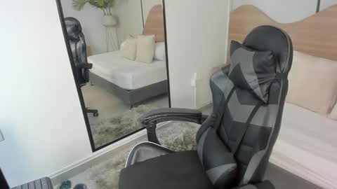 M I A  online show from 11-26-25, 02:45