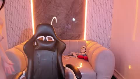 mia_collins_b online show from 11-14-25, 01:10