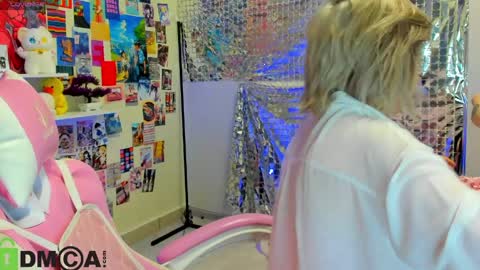 Mia online show from 04-05-26, 03:04