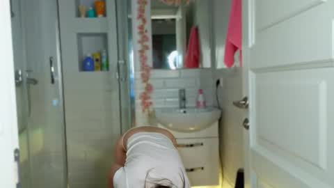 Mia online show from 02-26-25, 05:42