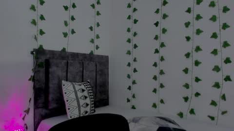 Snapshot of mia_garcia2 chatting on 05-01-26, 10:25 MIA online show from 05-01-26, 10:25