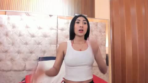 Mia.  online show from 06-11-26, 11:08