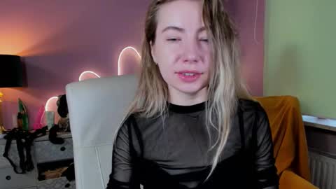 Mia online show from 09-26-25, 06:50