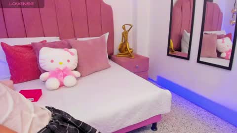 Snapshot of mia_naive chatting on 06-09-26, 12:17 Mia online show from 06-09-26, 12:17