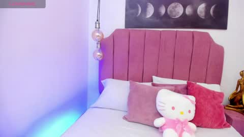 Snapshot of mia_naive chatting on 06-12-26, 11:53 Mia online show from 06-12-26, 11:53
