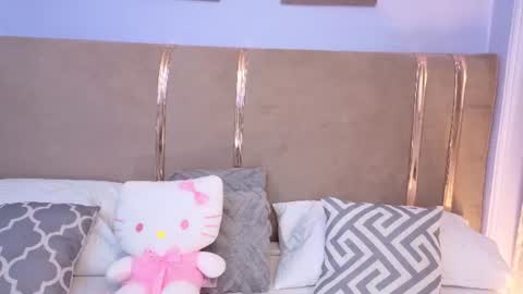Snapshot of mia_naive chatting on 06-25-26, 12:53 Mia online show from 06-25-26, 12:53