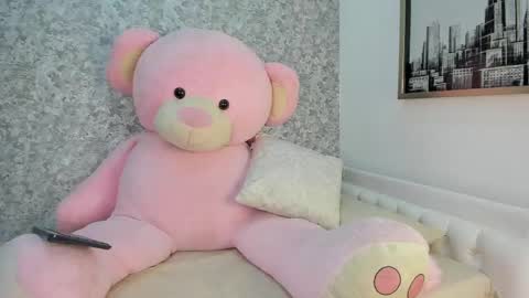Mia online show from 06-02-26, 02:57