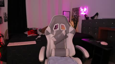 Mia online show from 04-14-26, 02:28