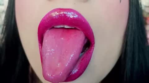 Mia online show from 11-23-25, 05:57