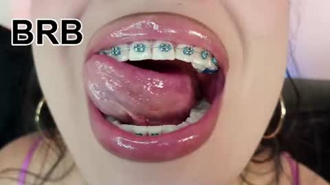 Mia online show from 07-08-26, 10:25