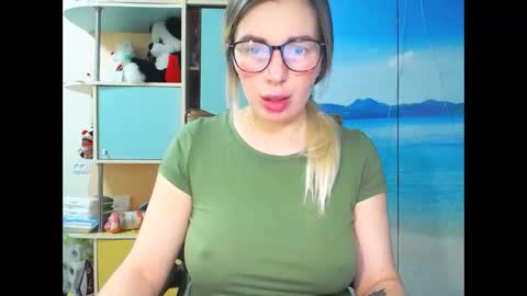 Snapshot of mia_sunnyy chatting on 11-21-25, 03:22 Mia. online show from 11-21-25, 03:22