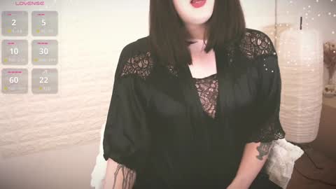 mia_wallase online show from 12-30-24, 08:25