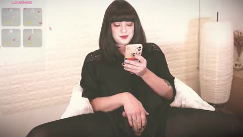 mia_wallase online show from 09-19-25, 08:49