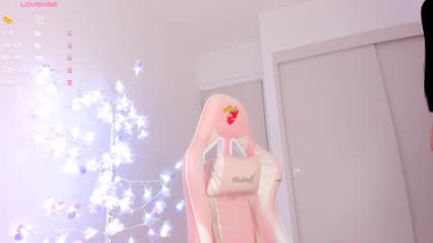 Snapshot of mia_yourmommy chatting on 12-17-25, 01:00 online show from 12-17-25, 01:00