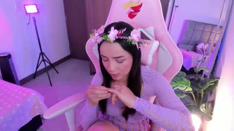 mia  nicolle online show from 10-19-25, 01:39