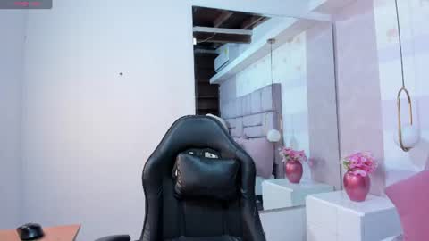 Snapshot of miaa_diamondd1 chatting on 06-18-26, 12:42 Mia online show from 06-18-26, 12:42