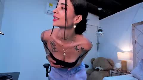 Snapshot of miaa_diamondd1 chatting on 06-19-26, 01:26 Mia online show from 06-19-26, 01:26