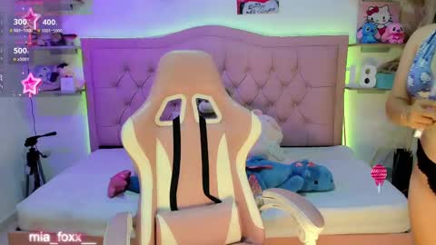 Mia online show from 11-07-25, 01:16