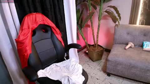 Mia online show from 04-21-26, 12:33