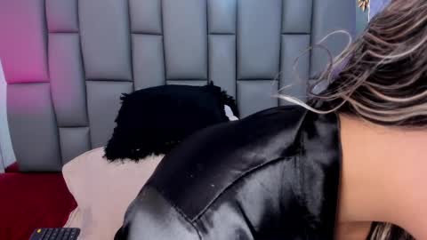 Mia online show from 03-10-25, 12:04