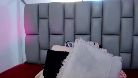 Mia online show from 03-11-25, 06:19