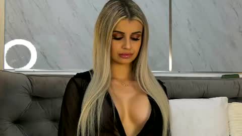 Mia online show from 06-15-26, 07:27