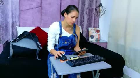 Snapshot of miacours chatting on 05-10-26, 02:11 MiaCours online show from 05-10-26, 02:11