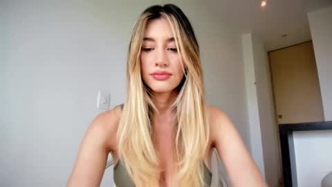 Mia online show from 05-30-26, 07:44