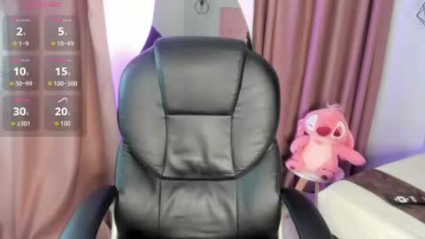 Snapshot of miafoxx__1 chatting on 06-19-26, 04:28 Mia online show from 06-19-26, 04:28
