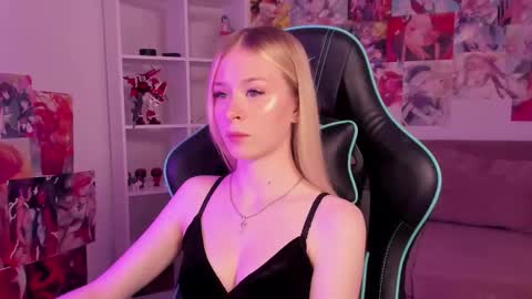 Mia online show from 09-19-25, 05:24