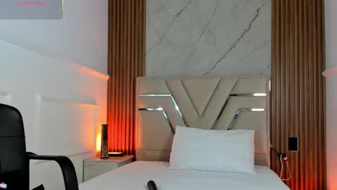 Miah  Sens online show from 11-22-25, 03:27