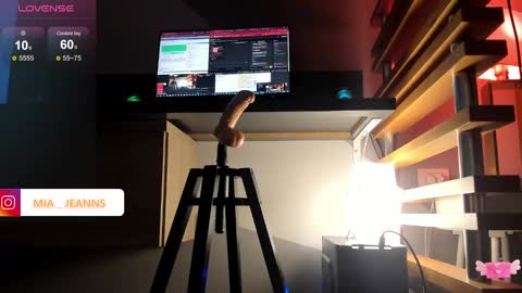 Snapshot of miajeans chatting on 01-29-25, 10:11 Mia online show from 01-29-25, 10:11