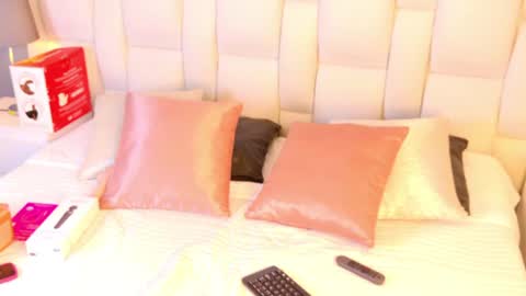 Snapshot of miakelsey chatting on 06-18-26, 04:13 Mia online show from 06-18-26, 04:13