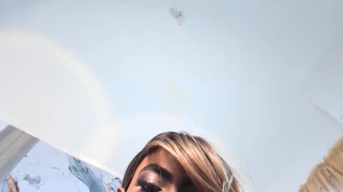 Snapshot of mialuxxi chatting on 12-19-25, 05:42 mialuxxi online show from 12-19-25, 05:42