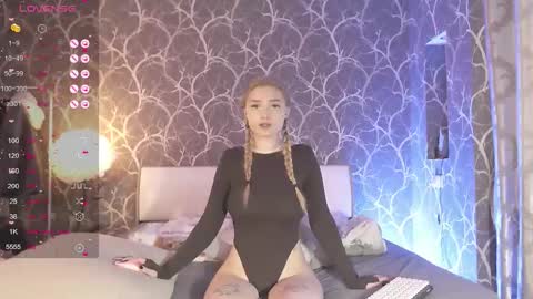 Snapshot of miamiameow chatting on 11-14-25, 09:19 Mia online show from 11-14-25, 09:19