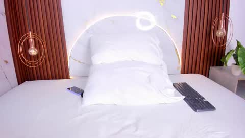 Snapshot of miamiller69 chatting on 11-08-25, 04:45 Mia online show from 11-08-25, 04:45