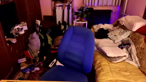 Snapshot of miaowhowl chatting on 02-18-25, 09:20 Kristien online show from 02-18-25, 09:20