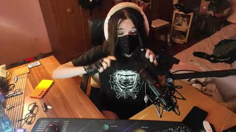 Snapshot of miaowhowl chatting on 09-25-25, 06:22 Kristien online show from 09-25-25, 06:22