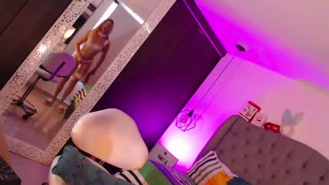 Mia Romanove online show from 04-12-26, 05:51