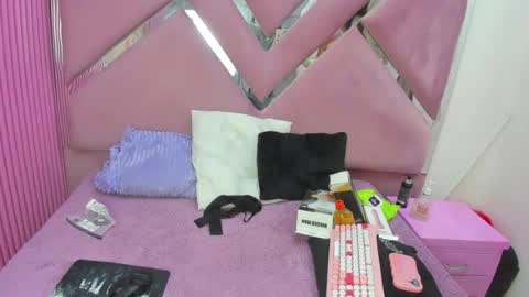 Snapshot of miarose_69 chatting on 06-18-26, 12:00 Miarose 69 online show from 06-18-26, 12:00