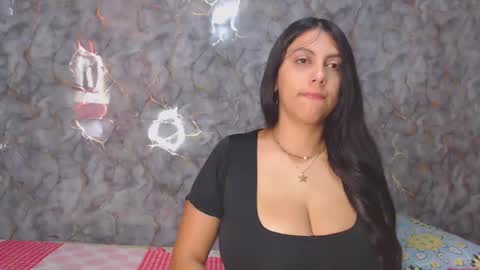 Snapshot of miarouse1531 chatting on 12-14-25, 04:01 miarouse1531 online show from 12-14-25, 04:01