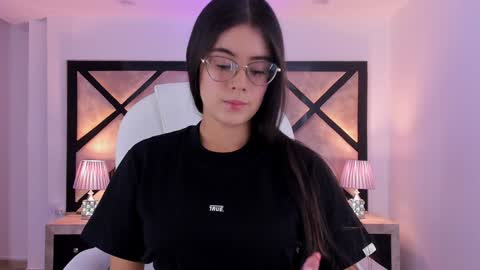 Snapshot of miasilverr chatting on 12-17-24, 07:04 Mia online show from 12-17-24, 07:04