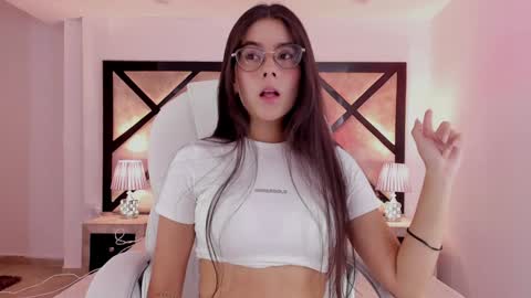 Snapshot of miasilverr chatting on 01-09-25, 09:37 Mia online show from 01-09-25, 09:37