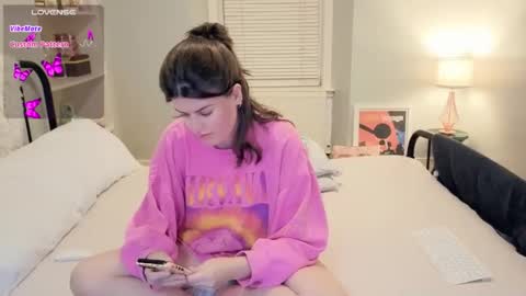 Snapshot of miawallace__ chatting on 10-23-25, 09:35 Mia online show from 10-23-25, 09:35